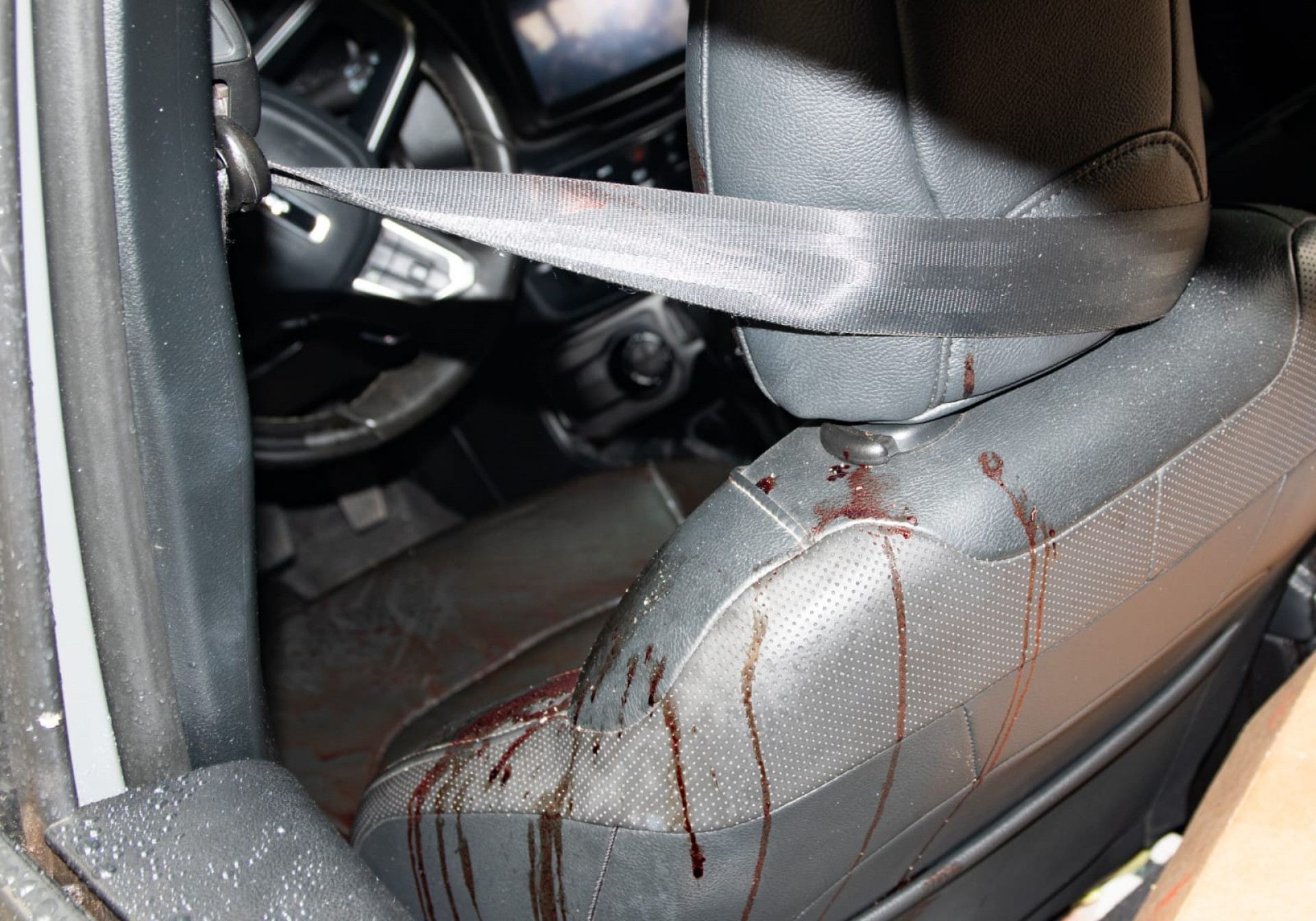 Carro usado pelos criminosos foi levado para a 18ª DP (Praça da Bandeira)  - Érica Martin / Agência O Dia