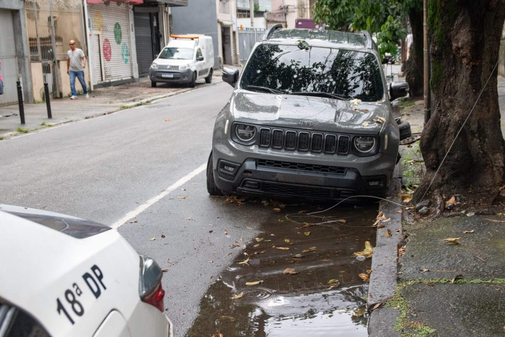 Carro usado pelos criminosos foi levado para a 18ª DP (Praça da Bandeira)  - Érica Martin / Agência O Dia