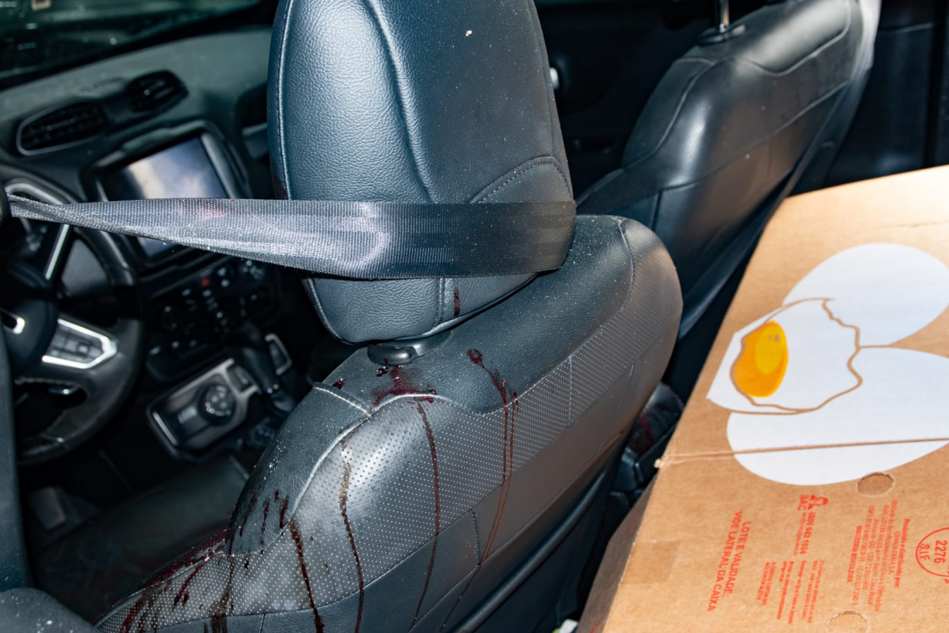 Carro usado pelos criminosos foi levado para a 18ª DP (Praça da Bandeira)  - Érica Martin / Agência O Dia