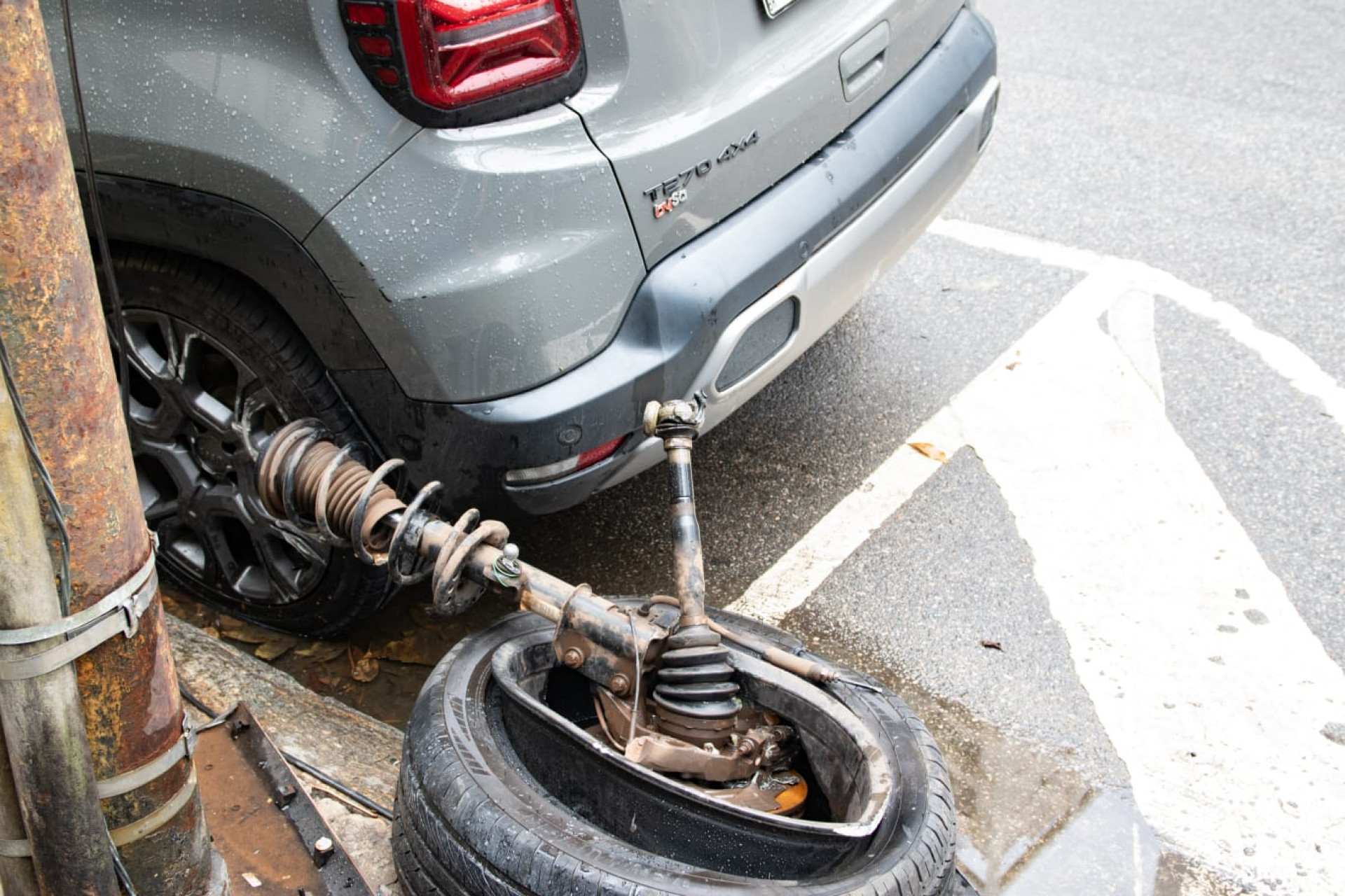 Carro usado pelos criminosos foi levado para a 18ª DP (Praça da Bandeira)  - Érica Martin / Agência O Dia