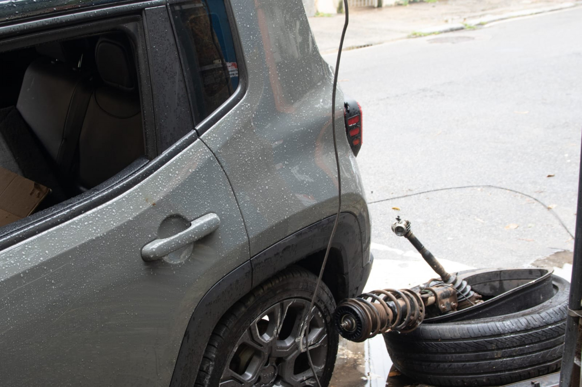 Carro usado pelos criminosos foi levado para a 18ª DP (Praça da Bandeira)  - Érica Martin / Agência O Dia