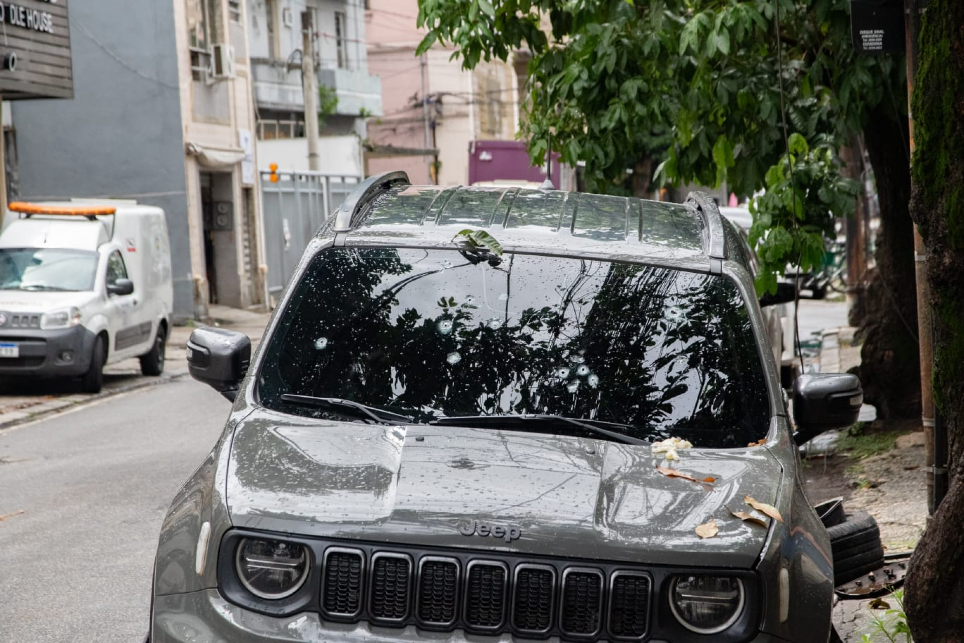 Carro usado pelos criminosos foi levado para a 18ª DP (Praça da Bandeira)  - Érica Martin / Agência O Dia