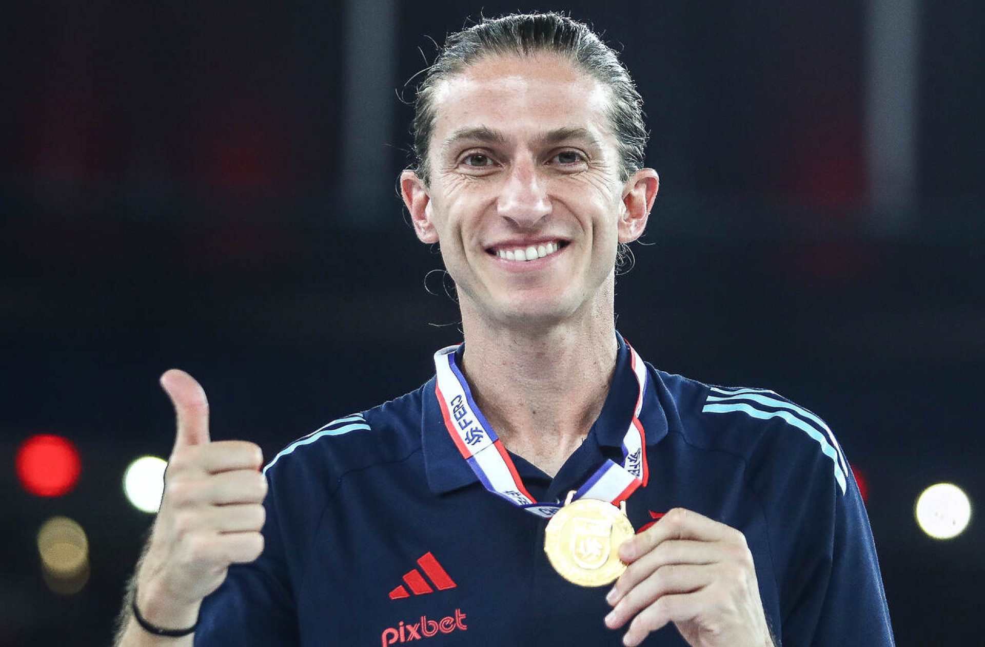 Flamengo enviar&aacute; medalhas de campe&atilde;o a Filipe Lu&iacute;s e comiss&atilde;o