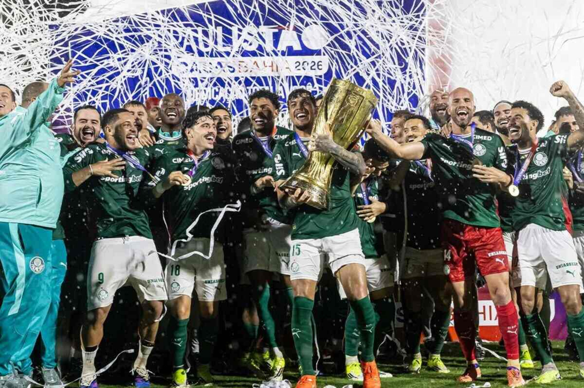 “Sonho realizado”, diz Vitor Roque ap&oacute;s primeiro t&iacute;tulo pelo Palmeiras