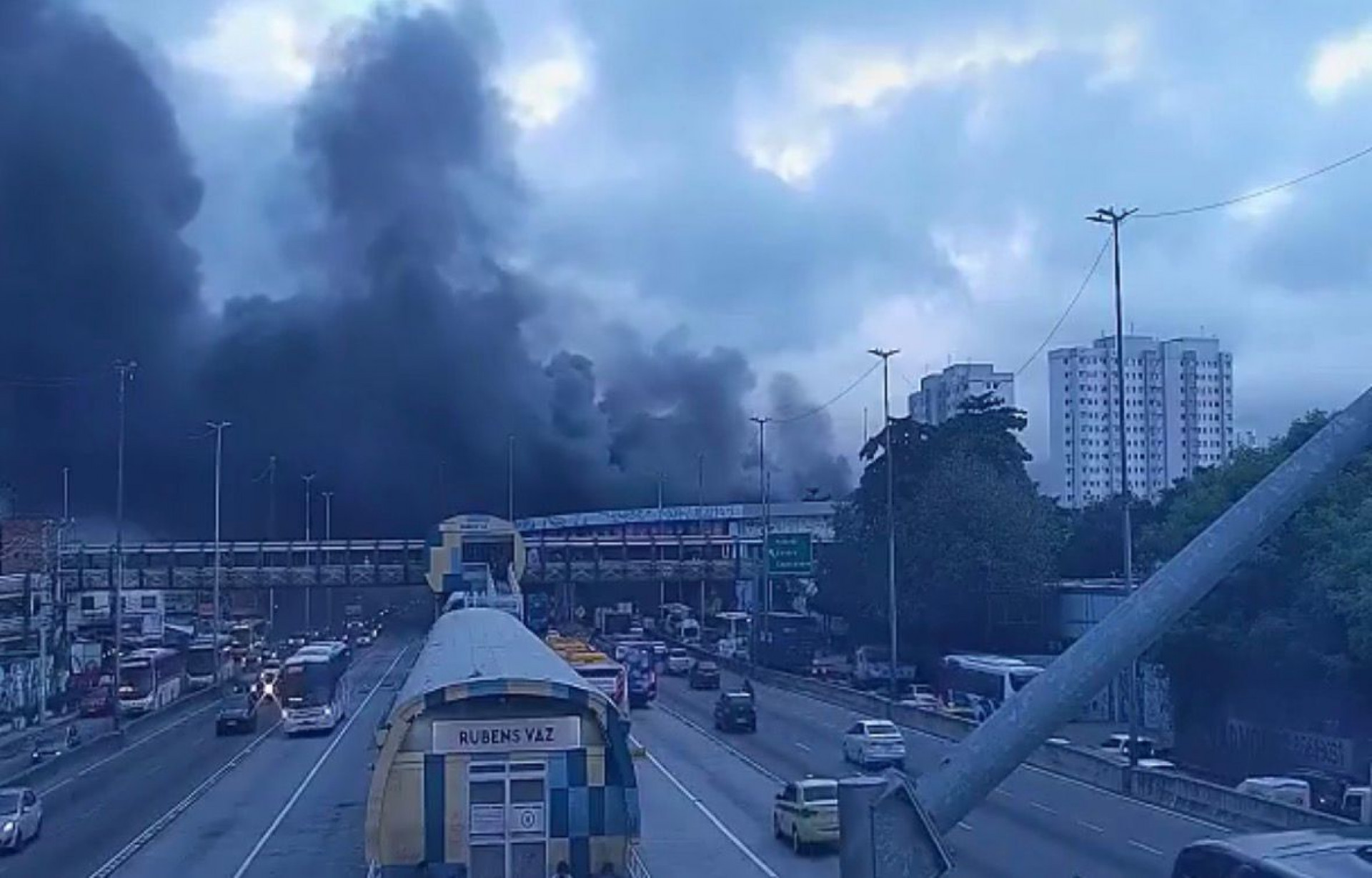 Enorme volume de fumaça escura formada pelo incêndio - Divulgação / COR