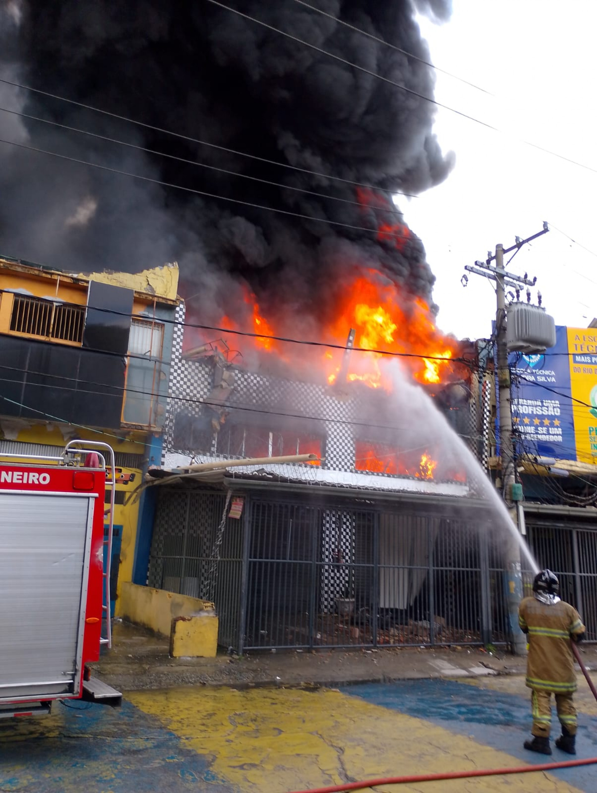 Loja de peças de moto ficou totalmente destruída pelo fogo - Reginaldo Pimenta / Agência O Dia