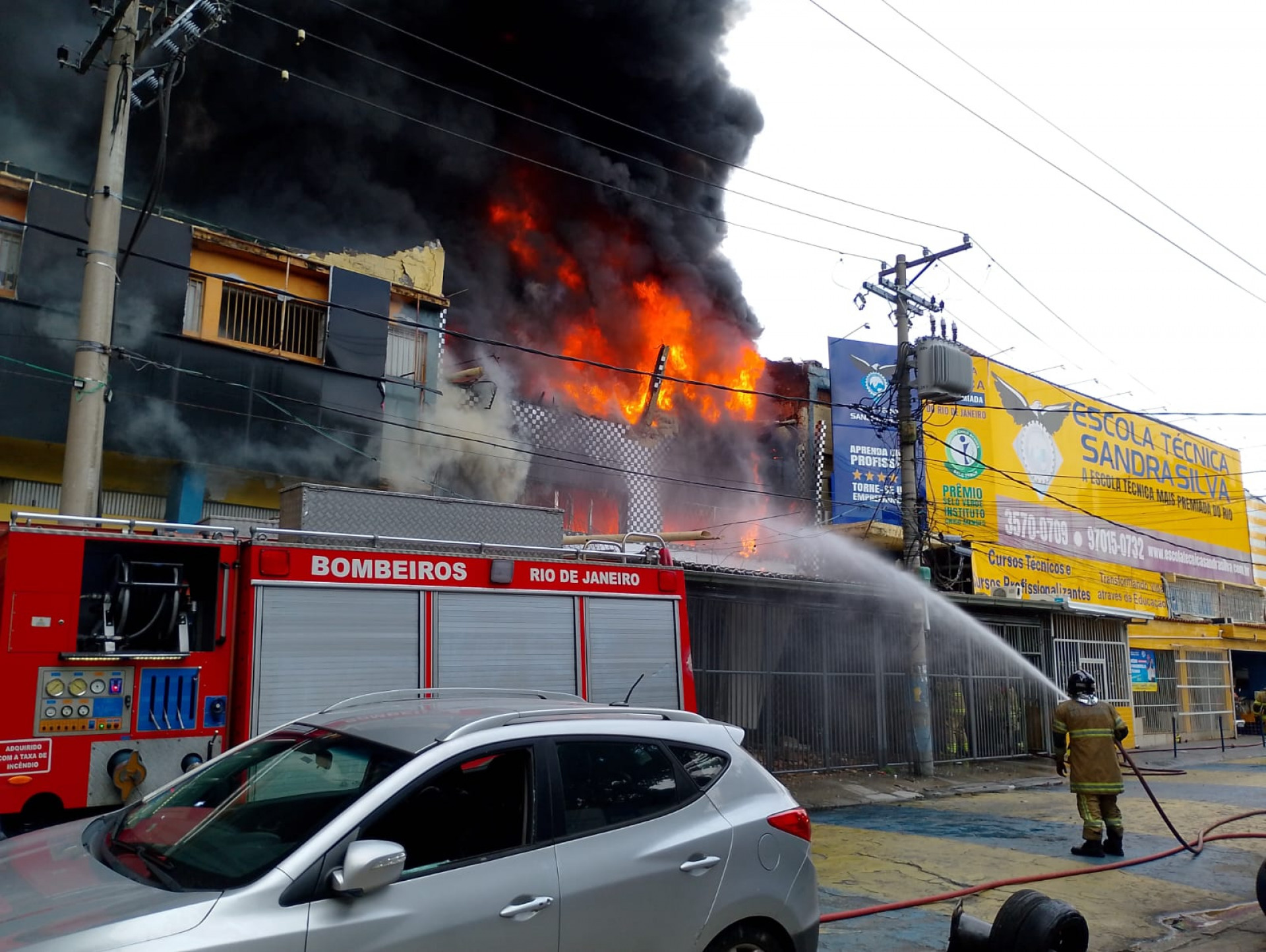 Loja de peças de moto ficou totalmente destruída pelo fogo - Reginaldo Pimenta / Agência O Dia