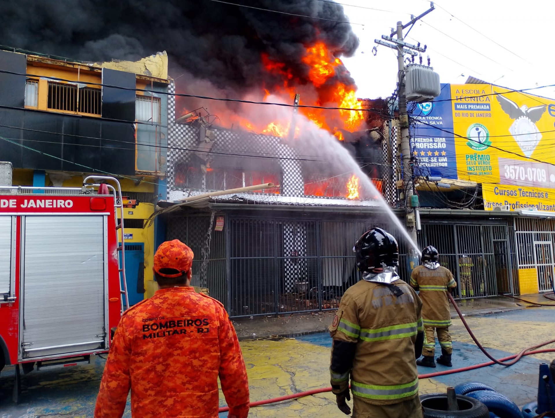 Fogo tomou conta da loja e destruiu o estabelecimento - Reginaldo Pimenta / Agência O Dia
