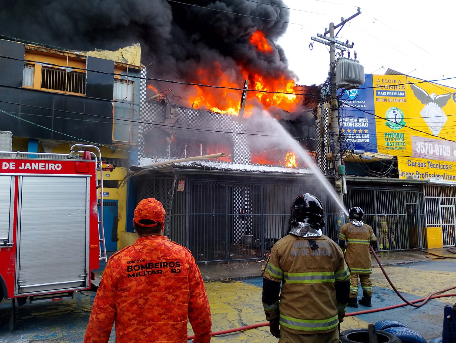 Fogo tomou conta da loja e destruiu o estabelecimento - Reginaldo Pimenta / Agência O Dia