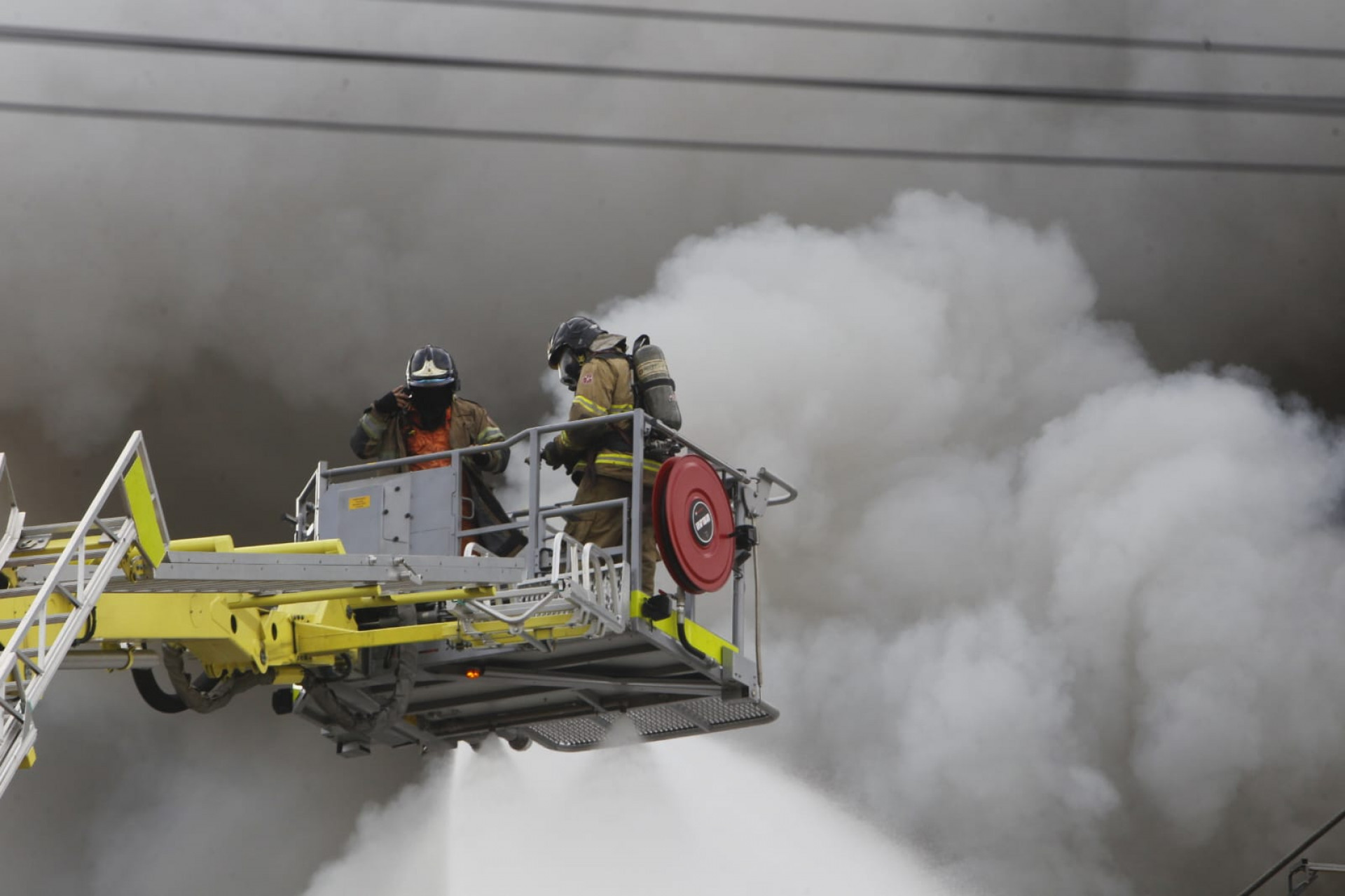 Bombeiros utilizam escada mecânica em combate ao incêndio em Ramos - Reginaldo Pimenta / Agência O Dia