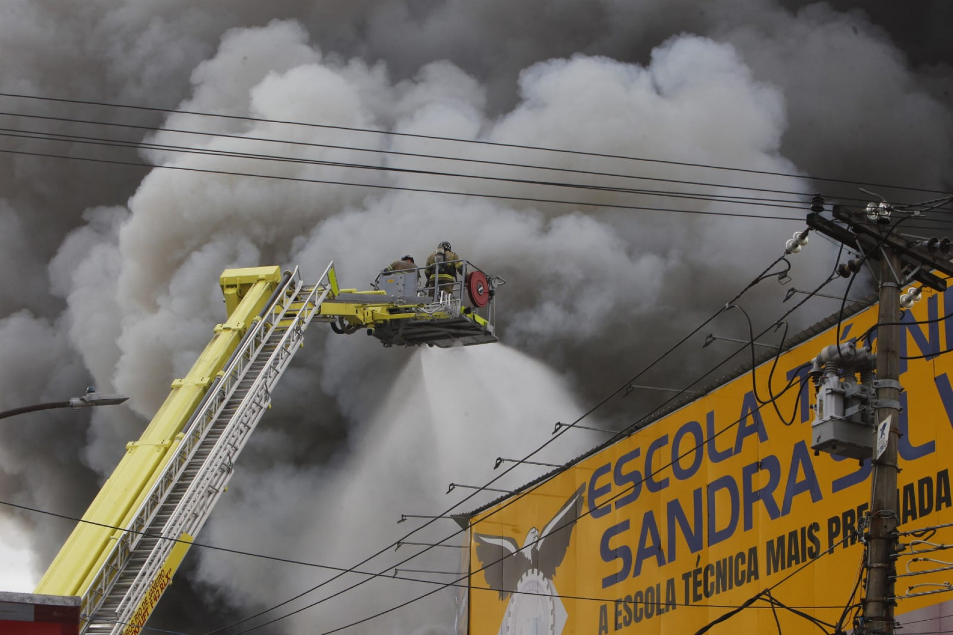 Bombeiros utilizam escada mecânica em combate ao incêndio em Ramos - Reginaldo Pimenta / Agência O Dia