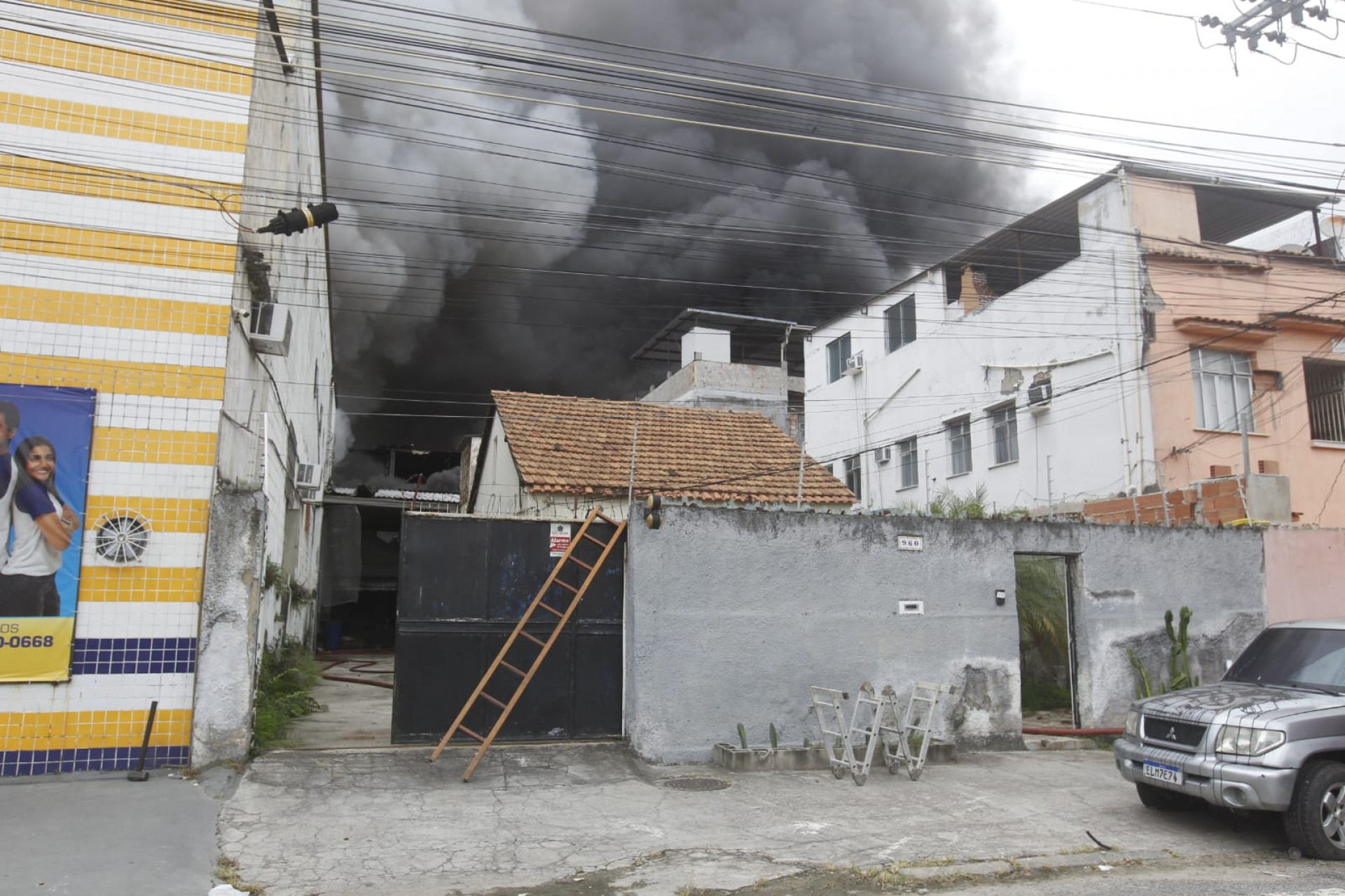 Moradores das proximidades precisaram sair de casa, em Ramos - Reginaldo Pimenta / Agência O Dia