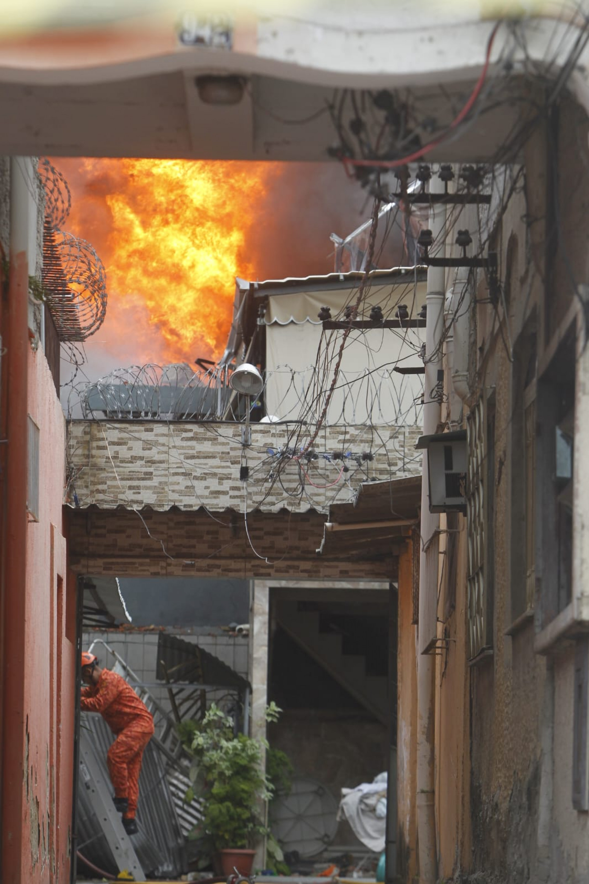 Militares atuaram para controlar o incêndio na loja, em Ramos - Reginaldo Pimenta / Agência O Dia
