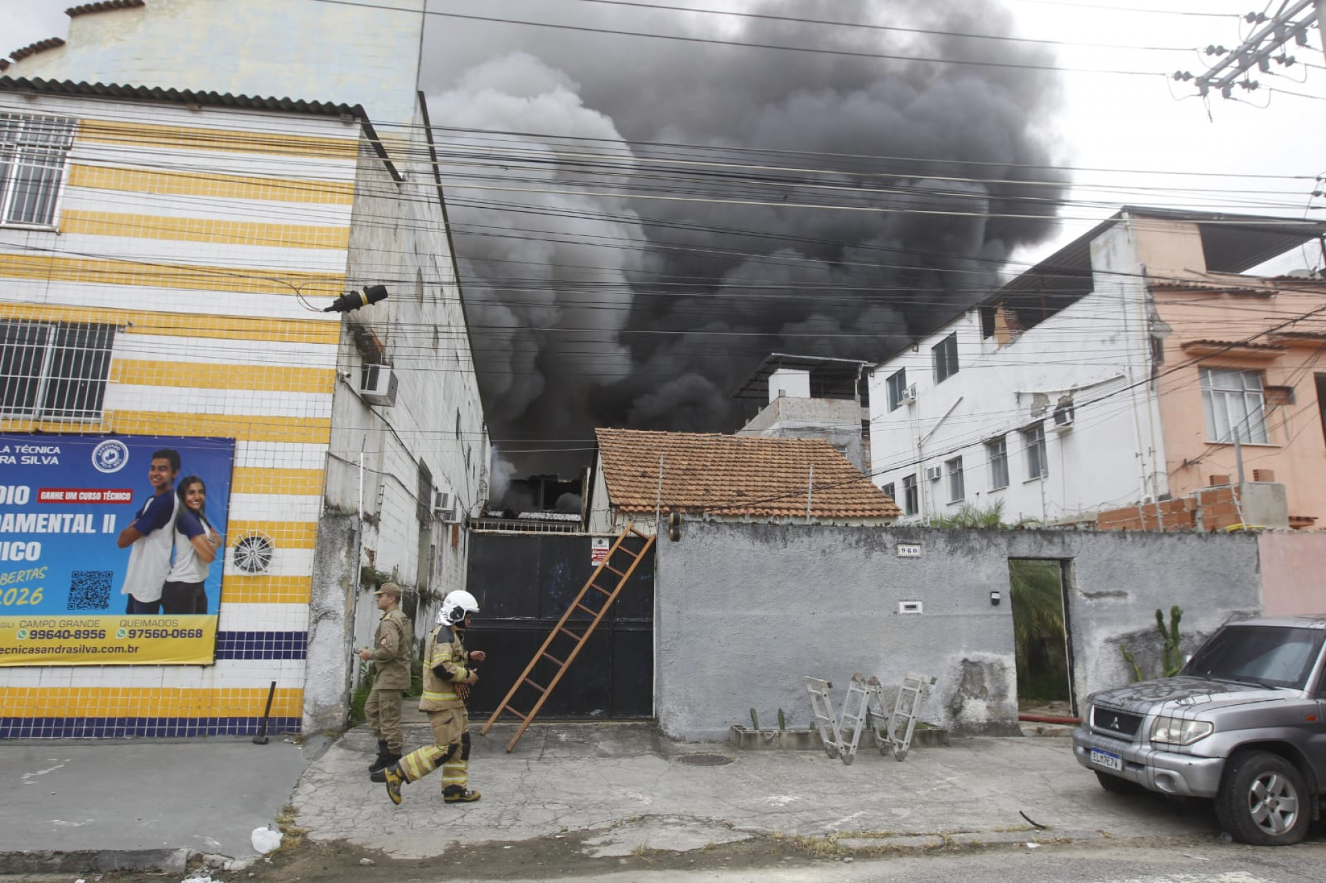 Moradores da Zona Norte relataram o forte cheiro da fumaça escura - Reginaldo Pimenta / Agência O Dia