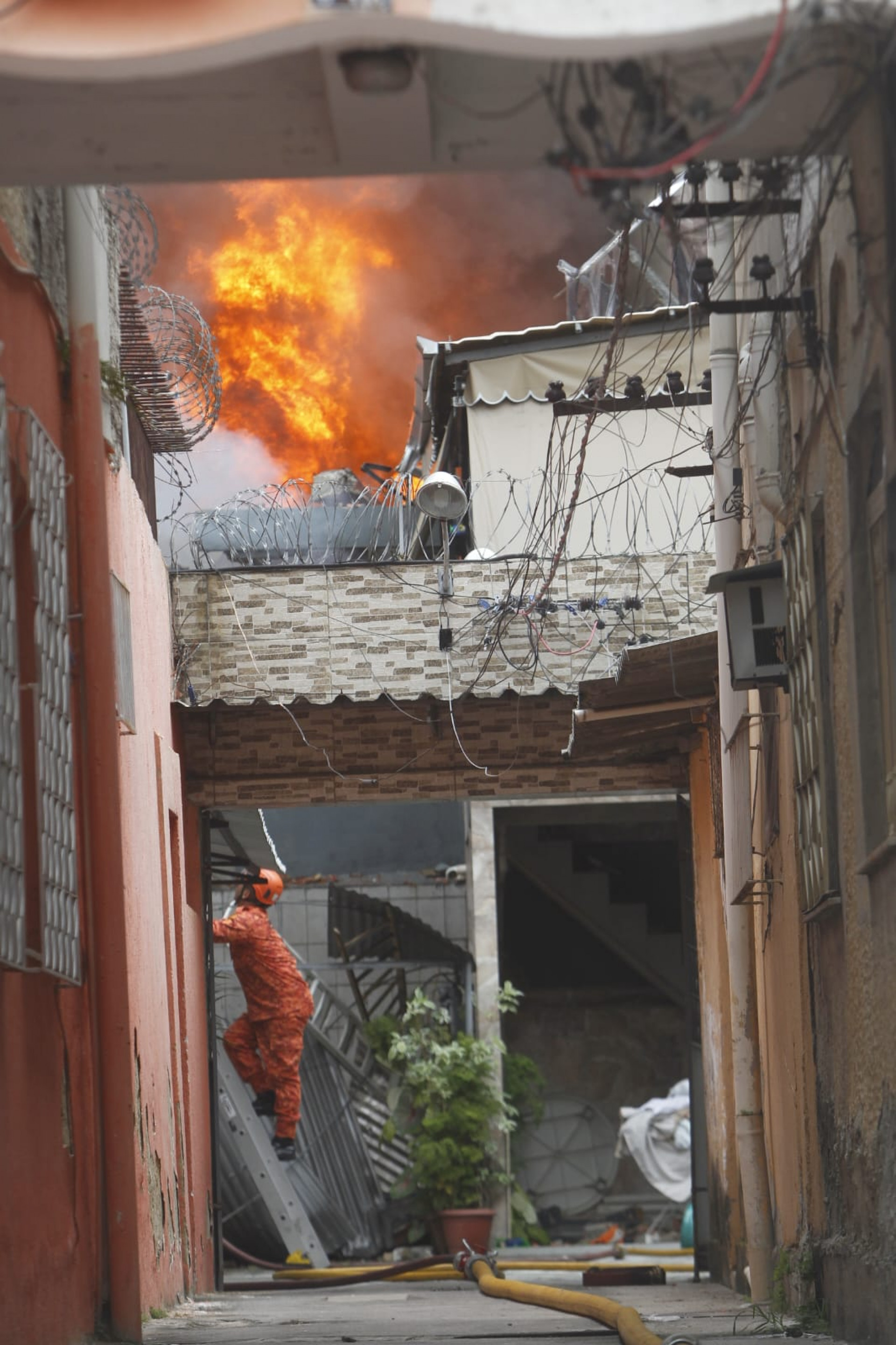 Militares atuaram para controlar o incêndio na loja, em Ramos - Reginaldo Pimenta / Agência O Dia