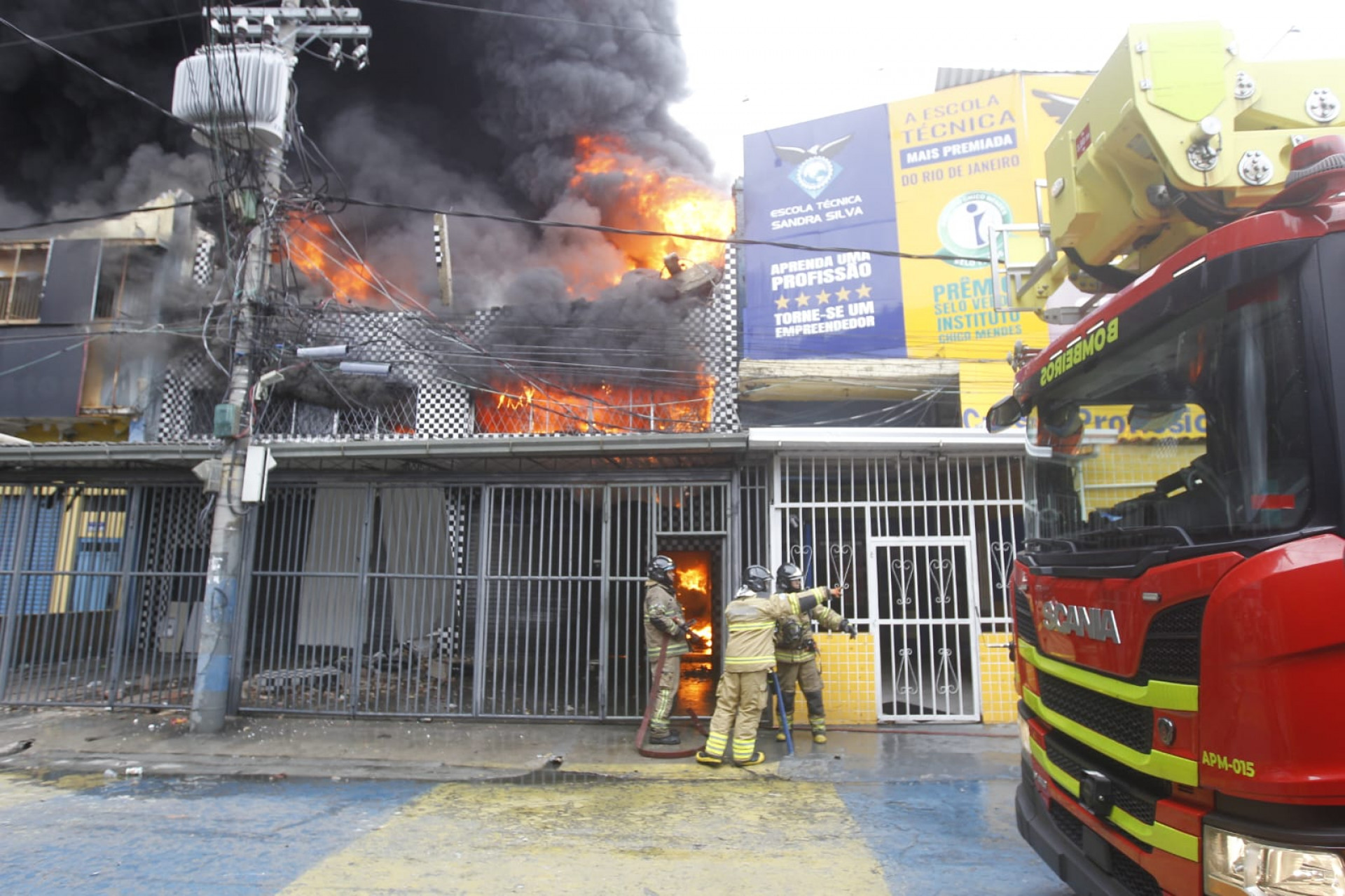 Fogo destruiu a loja de autopeças, em Ramos - Reginaldo Pimenta / Agência O Dia