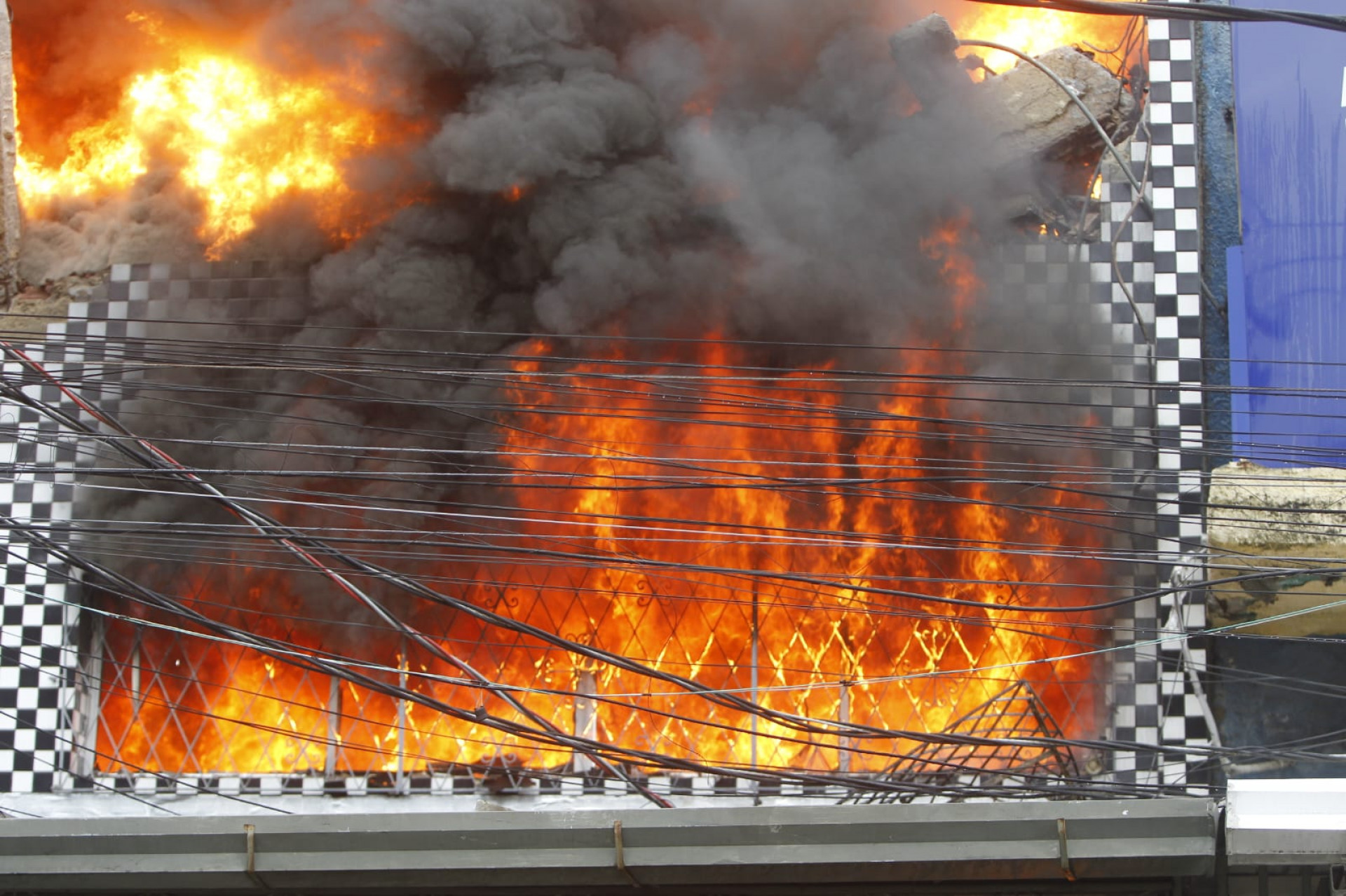 Fogo destruiu a loja de autopeças, em Ramos - Reginaldo Pimenta / Agência O Dia