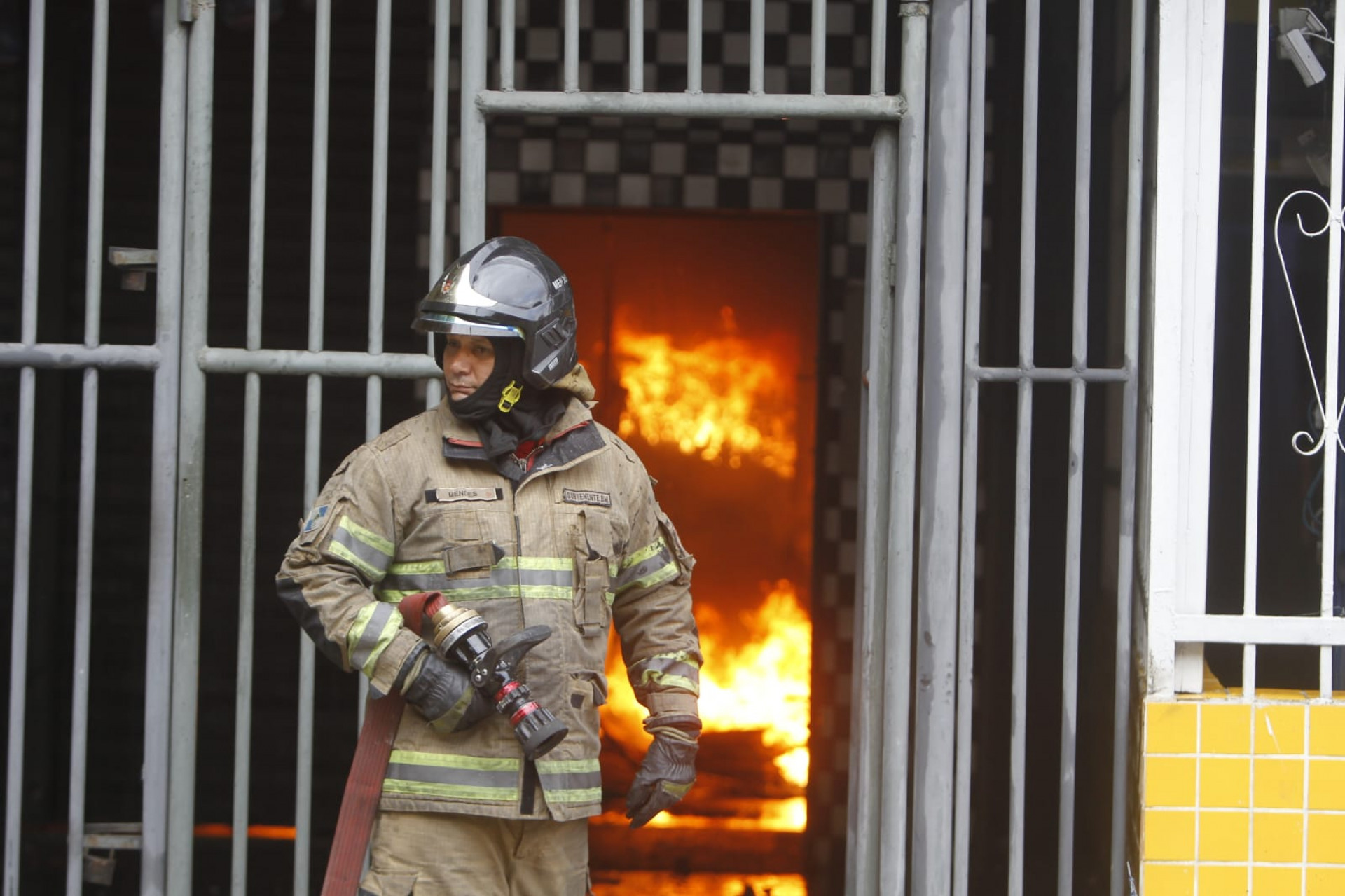 Fogo destruiu a loja de autopeças, em Ramos - Reginaldo Pimenta / Agência O Dia