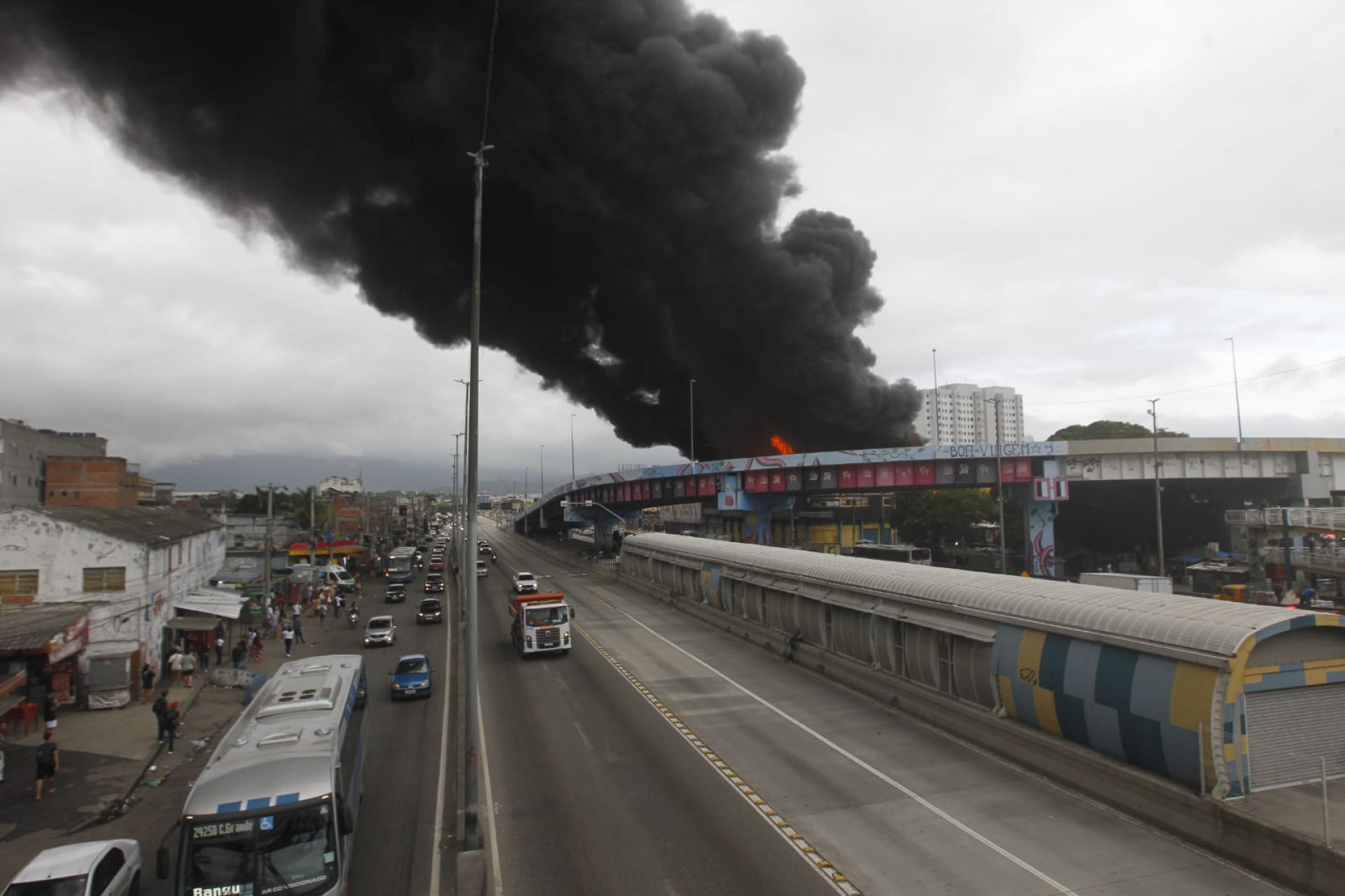 Enorme volume de fumaça ficou visível em diversos pontos da Zona Norte - Reginaldo Pimenta / Agência O Dia