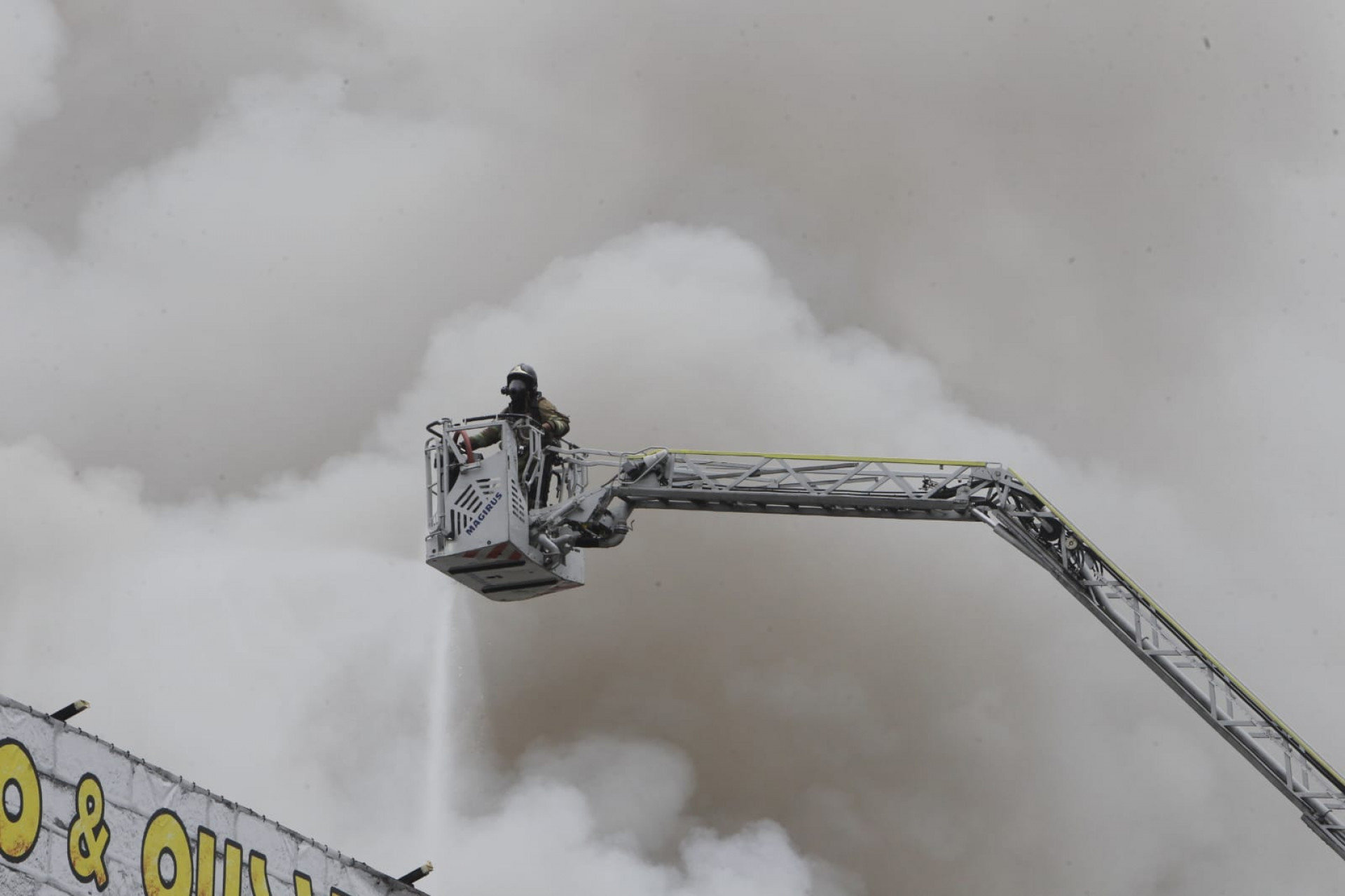 Bombeiros utilizam escada mecânica em combate ao incêndio em Ramos - Reginaldo Pimenta / Agência O Dia
