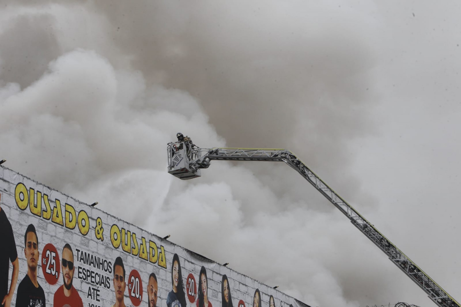 Bombeiros utilizam escada mecânica em combate ao incêndio em Ramos - Reginaldo Pimenta / Agência O Dia