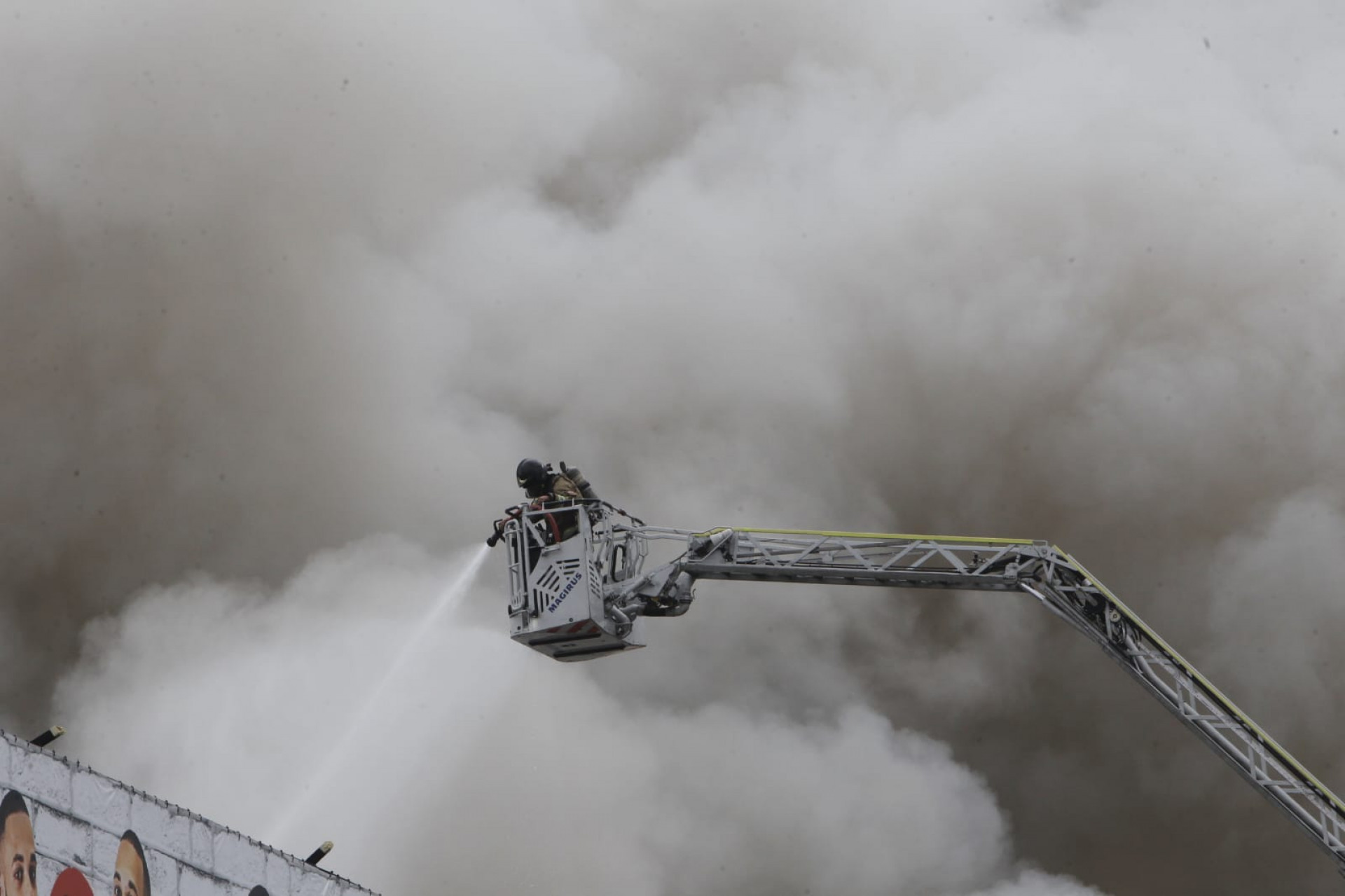 Bombeiros utilizam escada mecânica em combate ao incêndio em Ramos - Reginaldo Pimenta / Agência O Dia