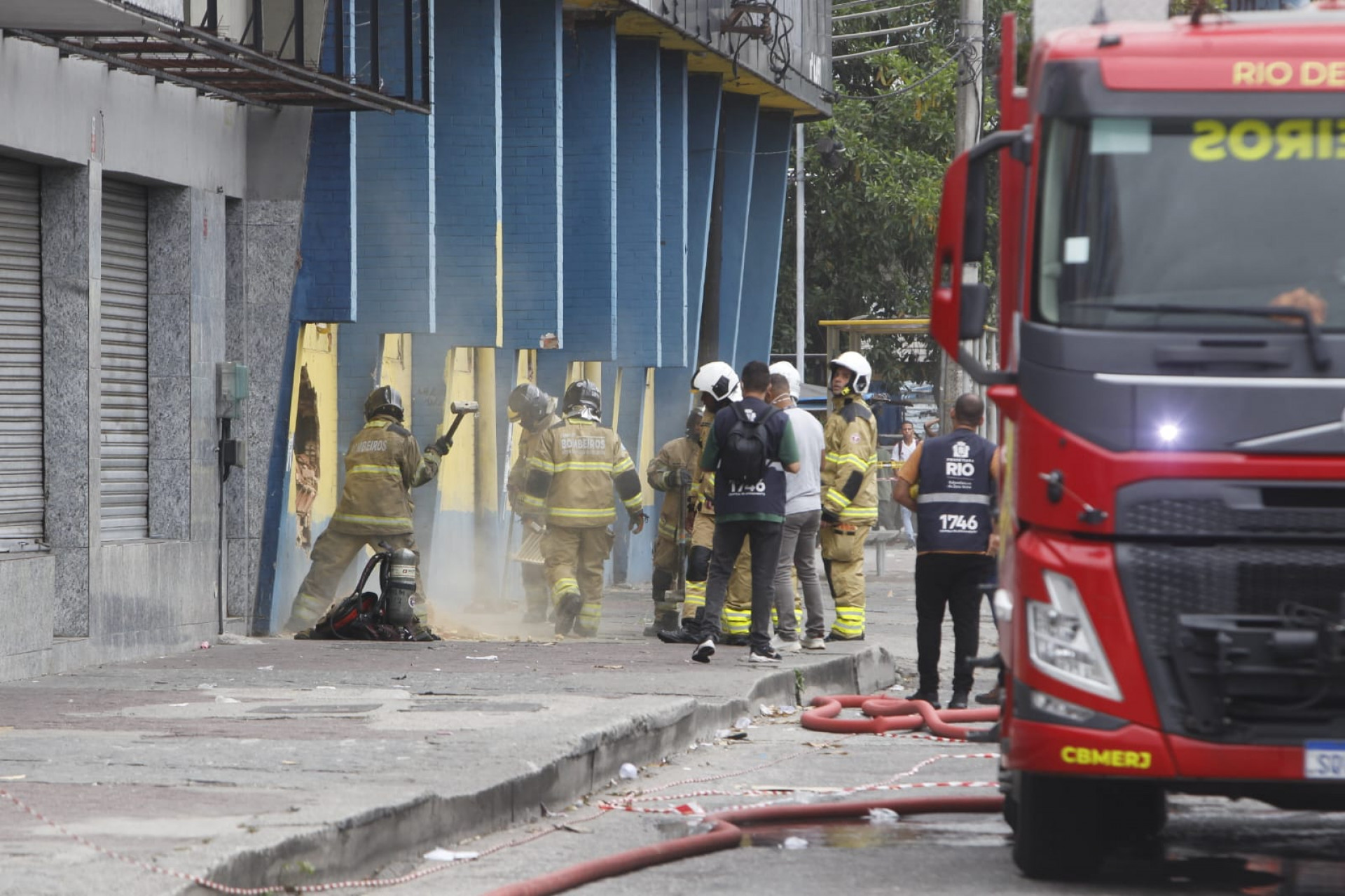 Bombeiros precisaram quebrar a parede de um imóvel ao lado da loja, em Ramos - Reginaldo Pimenta / Agência O Dia