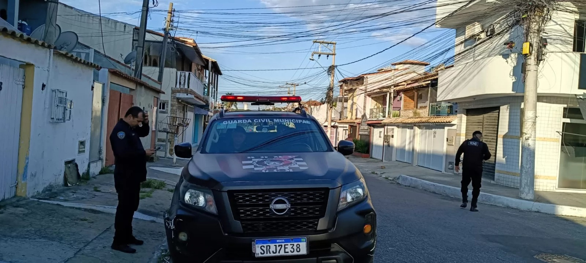 A equipe foi acionada após a vítima informar que o suspeito estava em frente à sua residência, desrespeitando a decisão judicial que determina o afastamento. - Reprodução