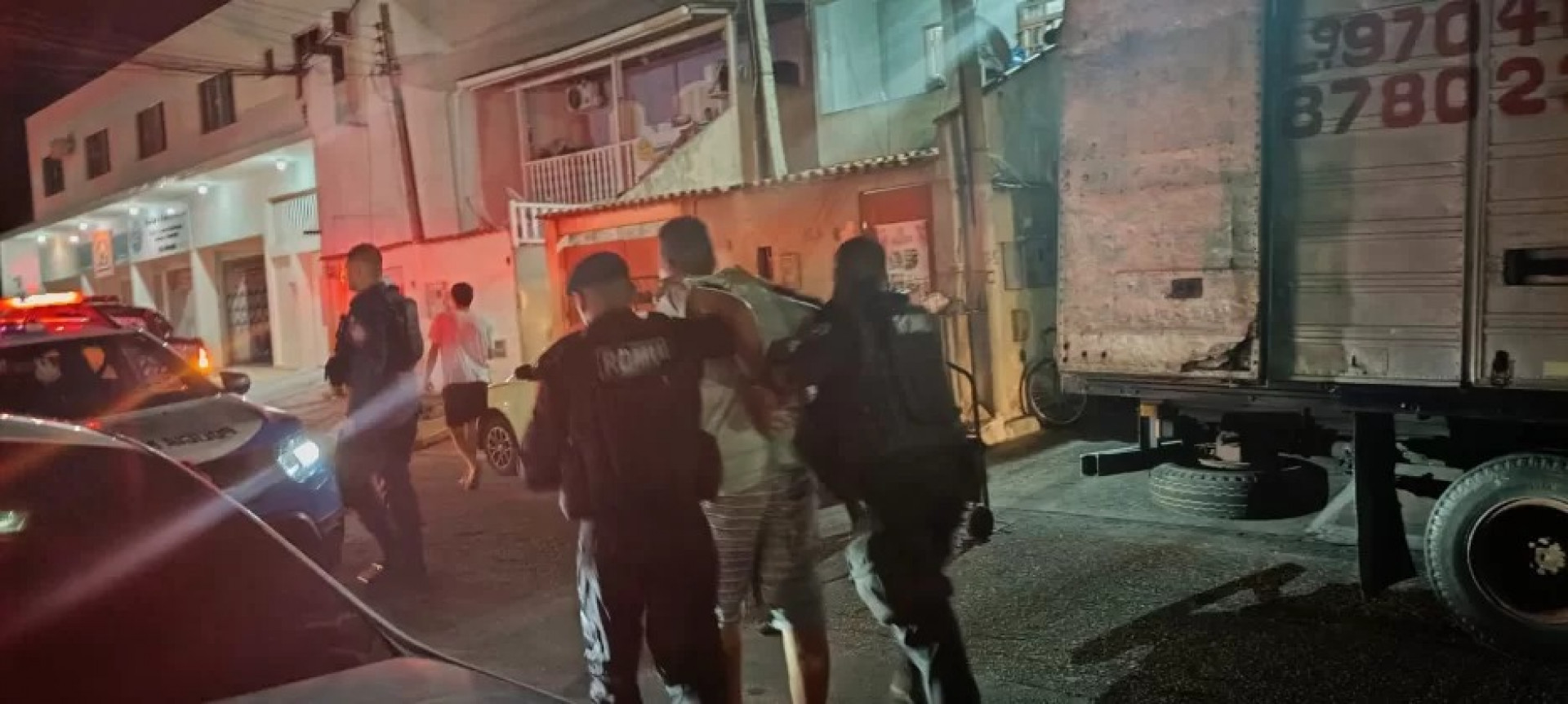 Após a verificação da ocorrência e o registro do fato, o homem permaneceu detido por descumprimento da medida protetiva. - Reprodução