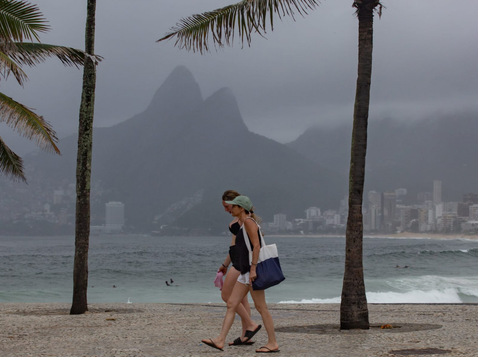 Frente fria deixa o tempo nublado na orla carioca - Érica Martin / Agência O Dia