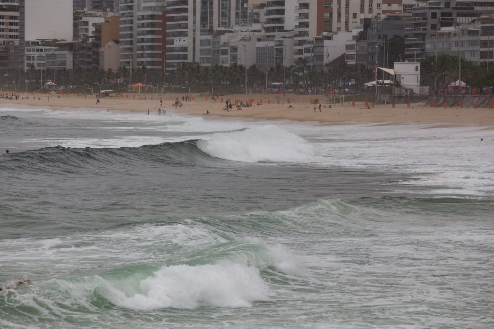 Movimento das ondas chama atenção na orla durante mudança no tempo - Érica Martin / Agência O Dia