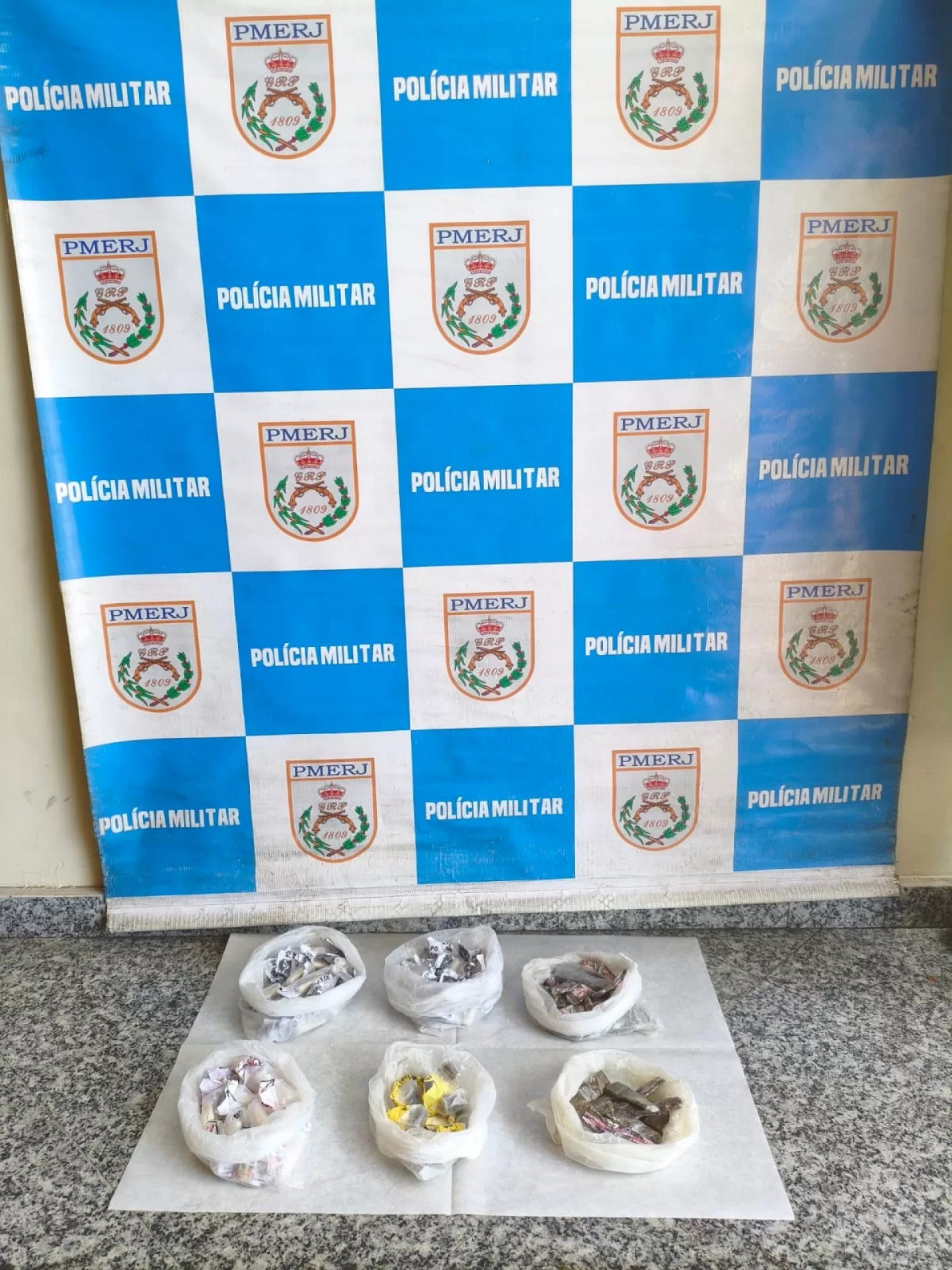 Durante a a&ccedil;&atilde;o, abandonou uma sacola que continha 28 c&aacute;psulas de coca&iacute;na, 17 trouxinhas de maconha e um r&aacute;dio transmissor. - Reprodu&ccedil;&atilde;o