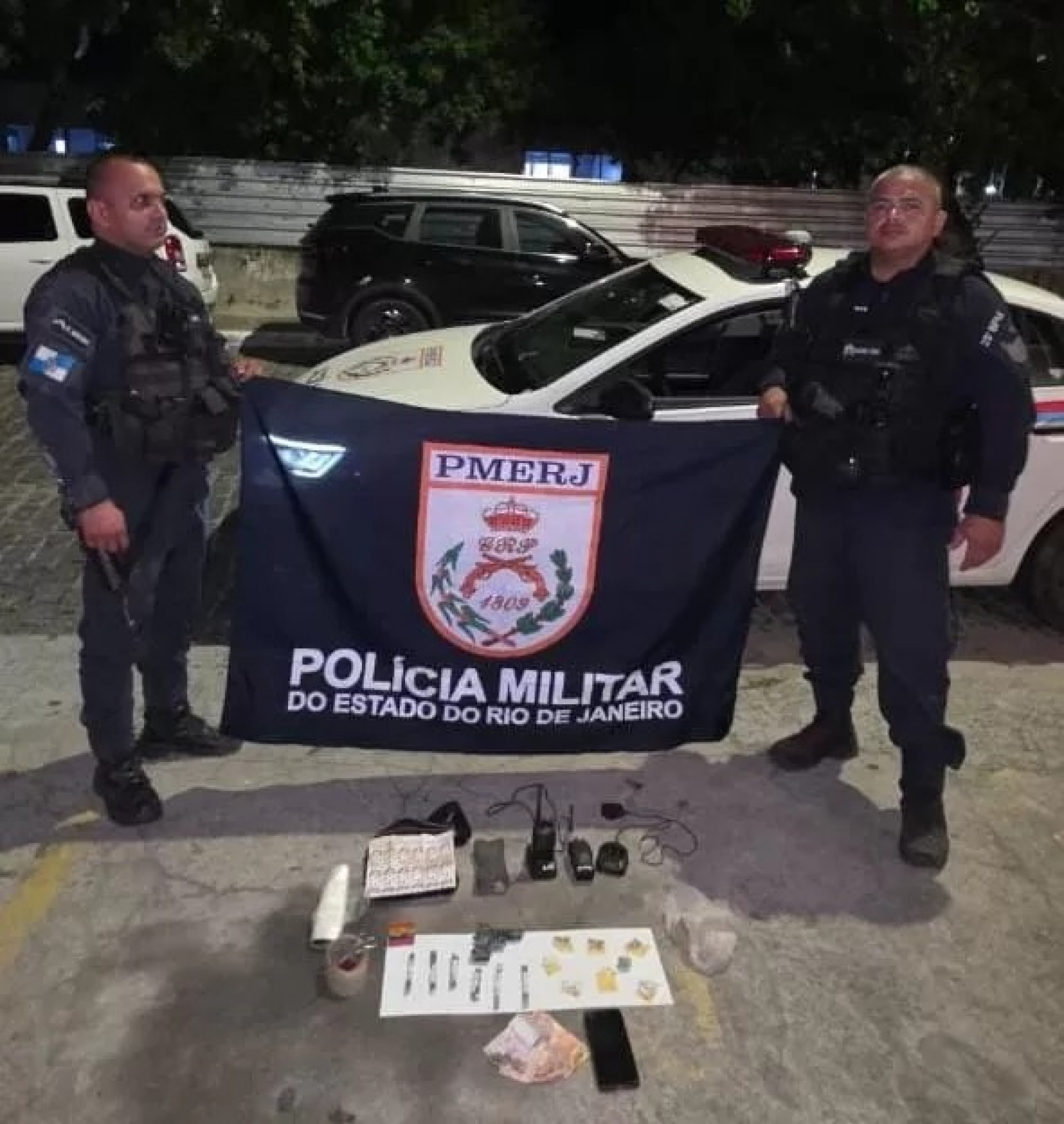 A pol&iacute;cia realizou um cerco t&aacute;tico e abordou os jovens. - Reprodu&ccedil;&atilde;o