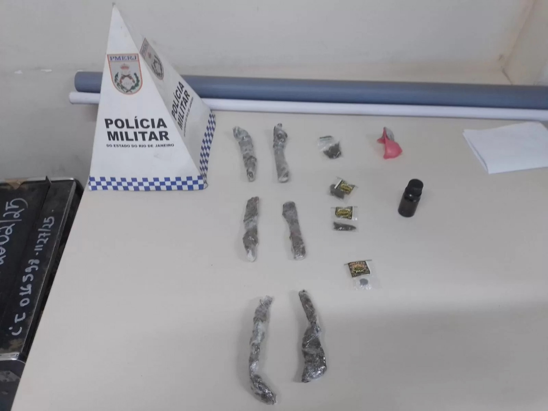 Todo o material foi levado para a 127&ordf; Delegacia de Pol&iacute;cia, em B&uacute;zios, onde a ocorr&ecirc;ncia foi registrada sob o n&uacute;mero RO 925. - Reprodu&ccedil;&atilde;o