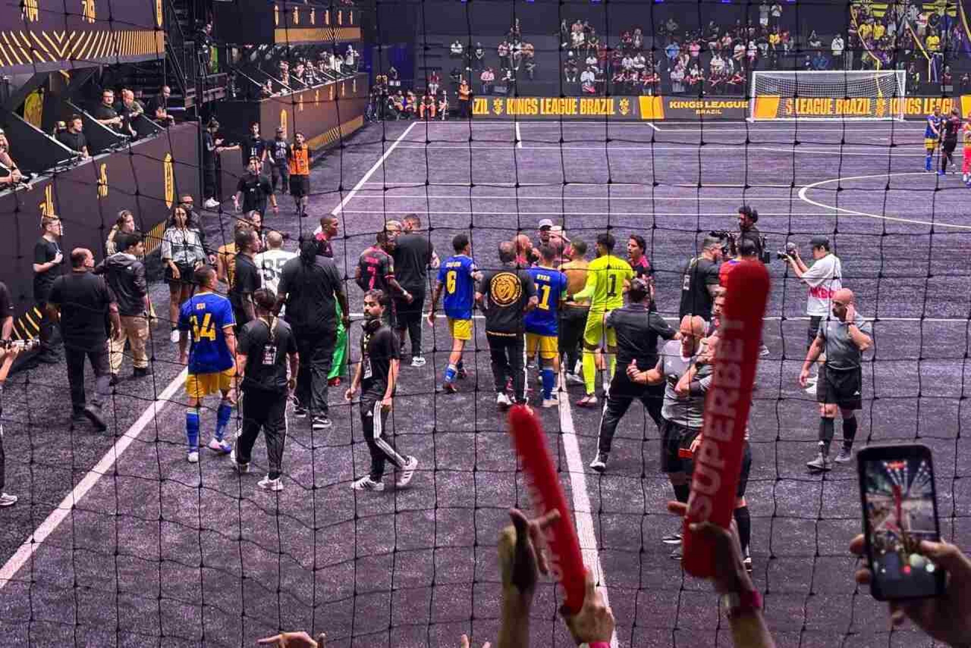 Com ”cenas lament&aacute;veis”, Dendele vence Dibrados em sua estreia na Kings League