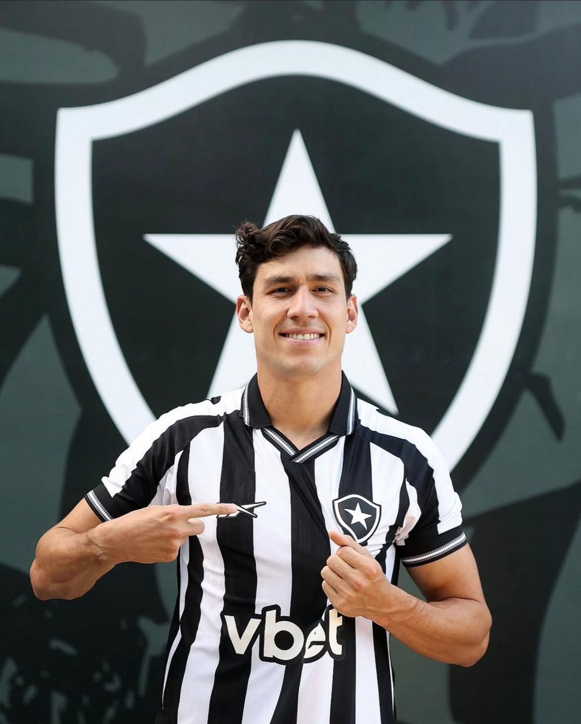 Ferraresi é apresentando oficialmente pelo Botafogo