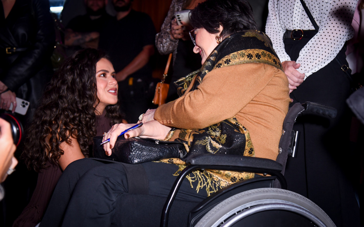 Maisa encontra Maria da Penha em evento e posa para fotos