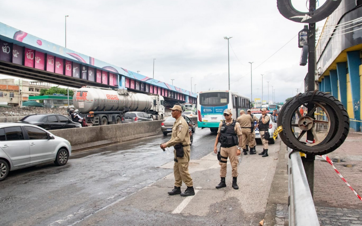 Após trabalho dos bombeiros, faixa da Avenida Brasil é liberada nesta terça-feira (10) - Érica Martin / Agência O Dia