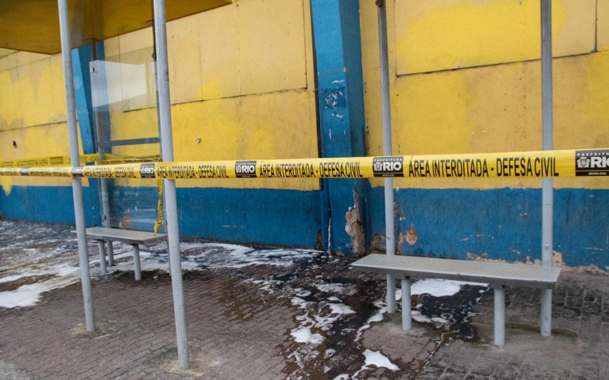 Entorno da loja, em Ramos, segue interditado pela Defesa Civil