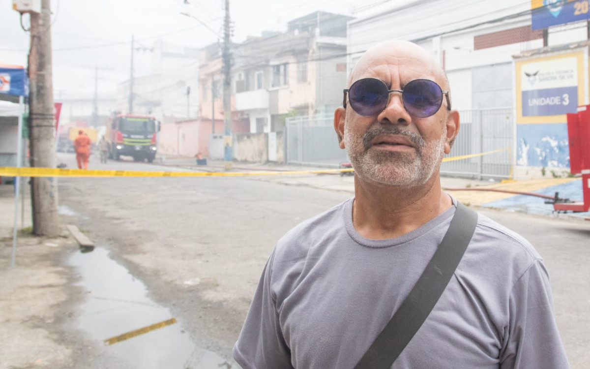 Telhado da casa de João Batista foi atingido pelos destroços da loja