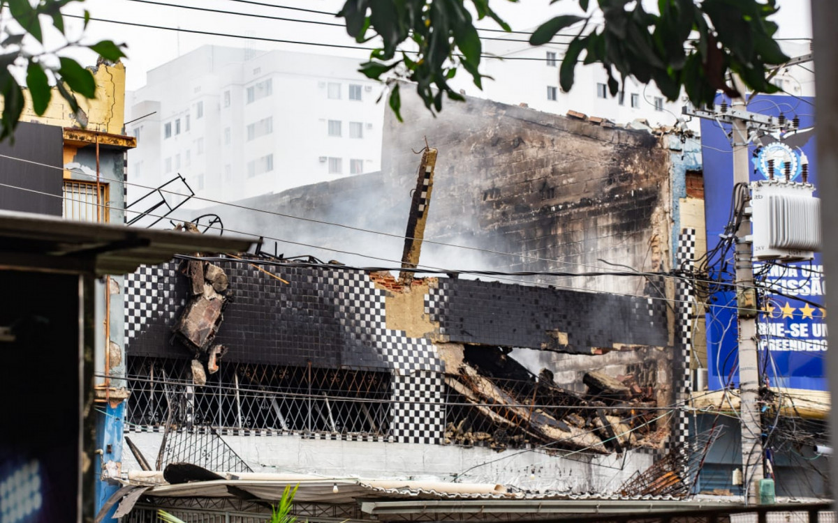 Bombeiros atuam há mais de 30 horas na loja destruída por incêndio, em Ramos