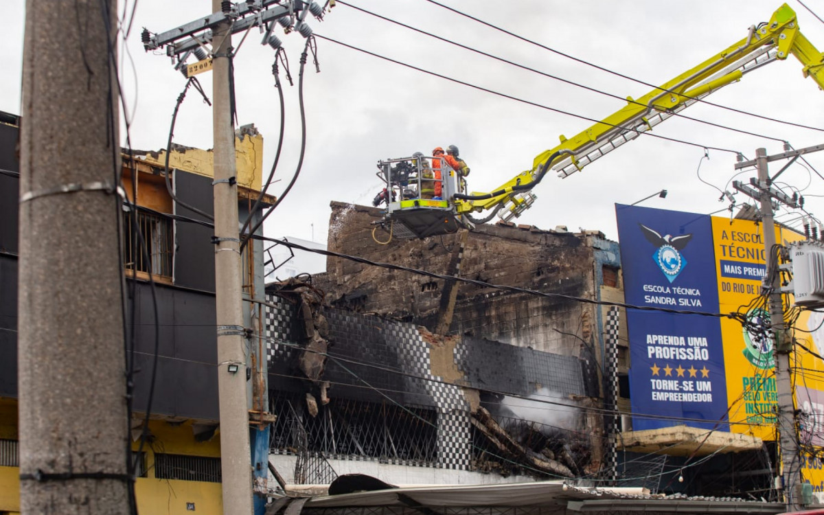 Bombeiros atuam há mais de 30 horas na loja destruída por incêndio, em Ramos