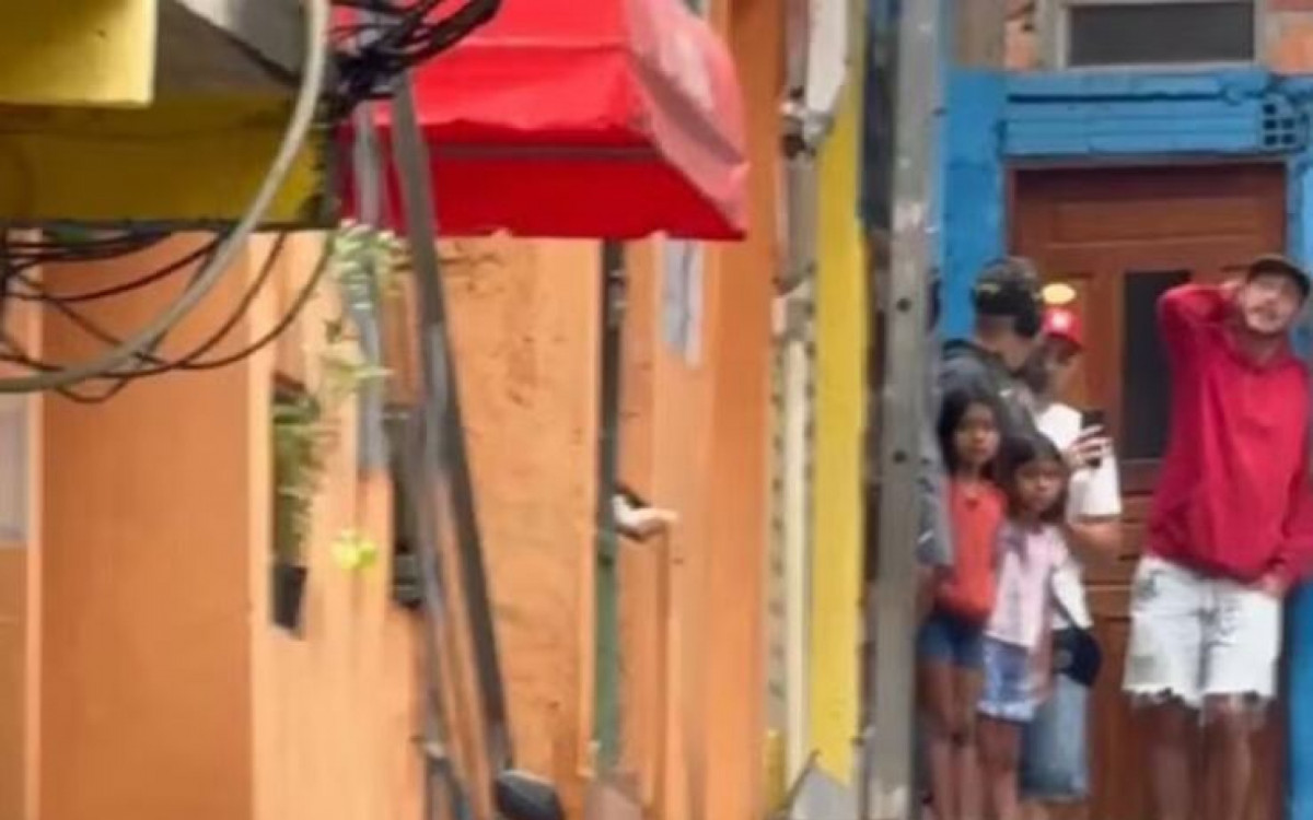 Jesse Lingard, do Corinthians, participa de grava&ccedil;&atilde;o na favela do Heli&oacute;polis