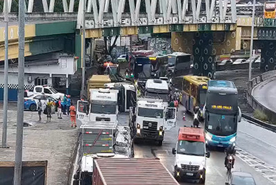 Carreta tomba na Avenida Brasil