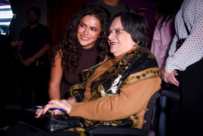 Maisa encontra Maria da Penha em evento e posa para fotos