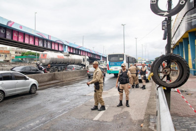 Mais de 24 horas após incêndio, Avenida Brasil é totalmente liberada