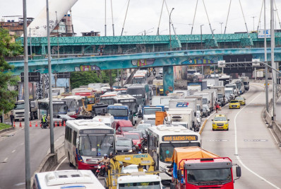 Carreta tomba na Avenida Brasil