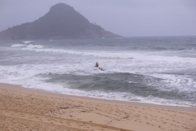 Ressaca chega ao Rio e mar pode alcançar 3 m de altura