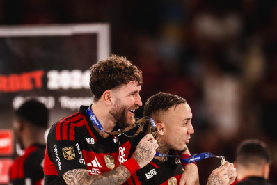 Cebolinha e Léo Pereira são os cobradores de pênalti com mais títulos pelo Flamengo
