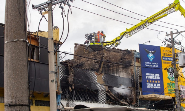 Combate ao incêndio de grandes proporções entra na fase de rescaldo